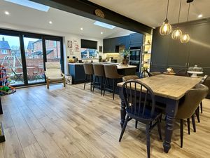 Kitchen/Diner/Family Room- click for photo gallery